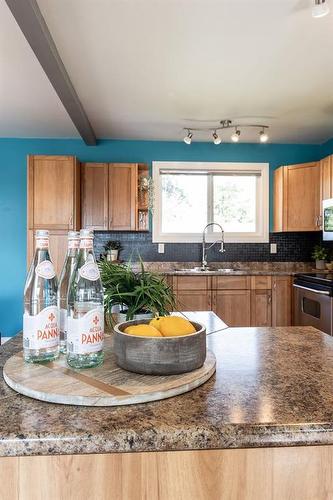 34 Gray Crescent Nw, Medicine Hat, AB - Indoor Photo Showing Kitchen With Double Sink