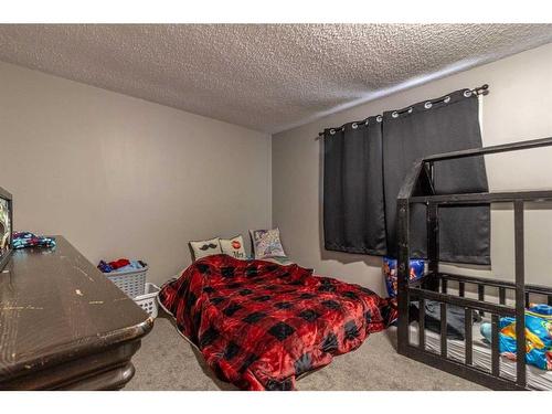 31 Rae Court Se, Medicine Hat, AB - Indoor Photo Showing Bedroom