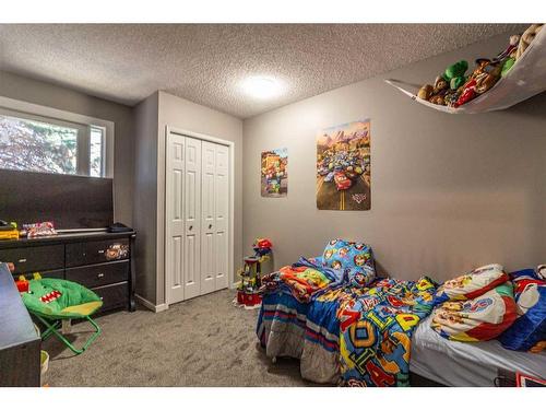 31 Rae Court Se, Medicine Hat, AB - Indoor Photo Showing Bedroom