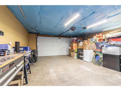 31 Rae Court Se, Medicine Hat, AB - Indoor Photo Showing Garage