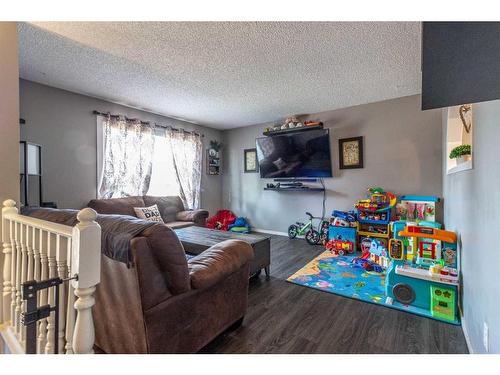 31 Rae Court Se, Medicine Hat, AB - Indoor Photo Showing Living Room