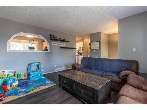 31 Rae Court Se, Medicine Hat, AB - Indoor Photo Showing Living Room