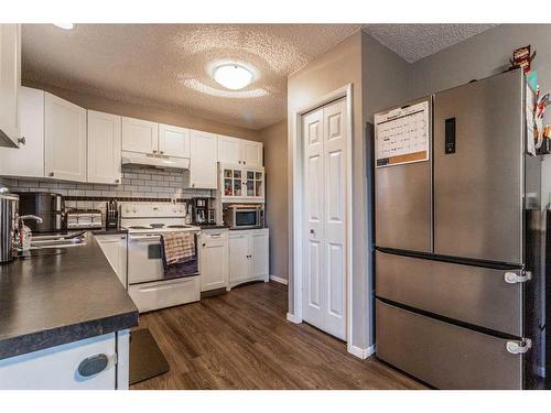 31 Rae Court Se, Medicine Hat, AB - Indoor Photo Showing Kitchen