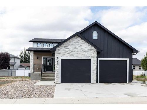 124 Hamptons Crescent Se, Medicine Hat, AB - Outdoor With Facade