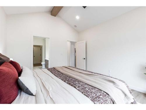 124 Hamptons Crescent Se, Medicine Hat, AB - Indoor Photo Showing Bedroom