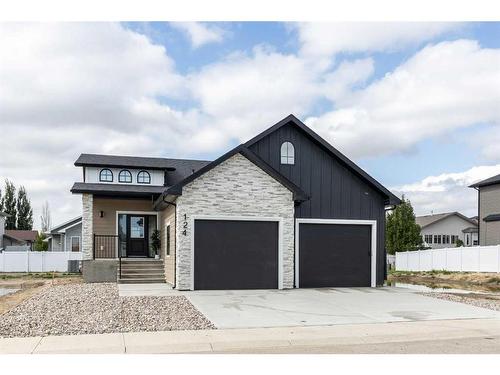 124 Hamptons Crescent Se, Medicine Hat, AB - Outdoor With Facade