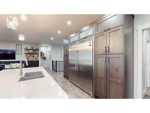 336 Somerside Crescent Se, Medicine Hat, AB - Indoor Photo Showing Kitchen With Double Sink