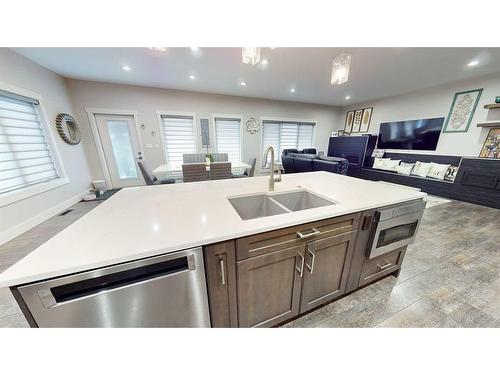 336 Somerside Crescent Se, Medicine Hat, AB - Indoor Photo Showing Kitchen With Double Sink