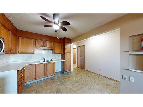 225-3090 15 Avenue Se, Medicine Hat, AB - Indoor Photo Showing Kitchen With Double Sink