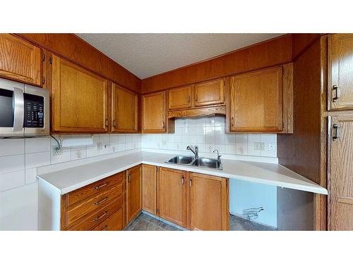 225-3090 15 Avenue Se, Medicine Hat, AB - Indoor Photo Showing Kitchen With Double Sink