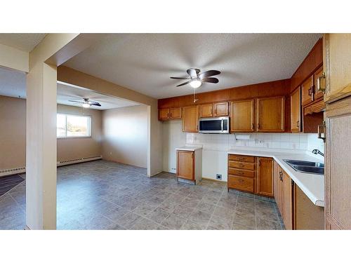 225-3090 15 Avenue Se, Medicine Hat, AB - Indoor Photo Showing Kitchen With Double Sink