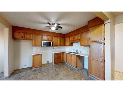 225-3090 15 Avenue Se, Medicine Hat, AB - Indoor Photo Showing Kitchen With Double Sink