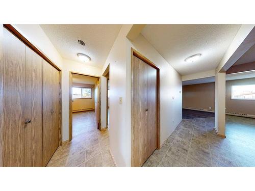 225-3090 15 Avenue Se, Medicine Hat, AB - Indoor Photo Showing Other Room