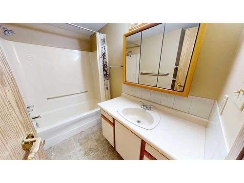 225-3090 15 Avenue Se, Medicine Hat, AB - Indoor Photo Showing Bathroom