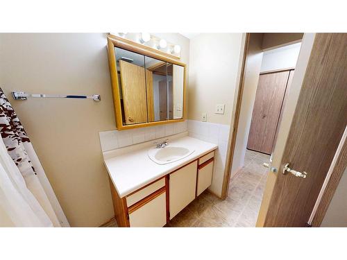 225-3090 15 Avenue Se, Medicine Hat, AB - Indoor Photo Showing Bathroom