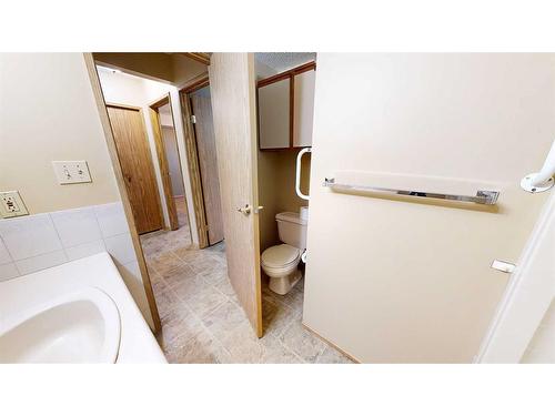 225-3090 15 Avenue Se, Medicine Hat, AB - Indoor Photo Showing Bathroom