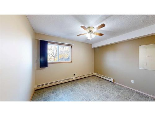 225-3090 15 Avenue Se, Medicine Hat, AB - Indoor Photo Showing Other Room