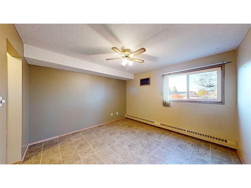 225-3090 15 Avenue Se, Medicine Hat, AB - Indoor Photo Showing Other Room