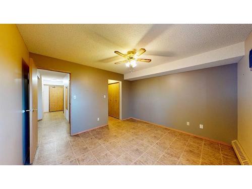 225-3090 15 Avenue Se, Medicine Hat, AB - Indoor Photo Showing Other Room