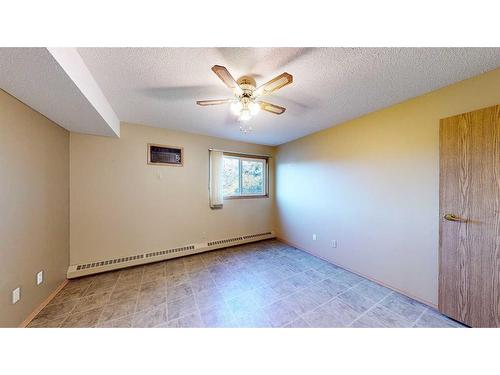 225-3090 15 Avenue Se, Medicine Hat, AB - Indoor Photo Showing Other Room