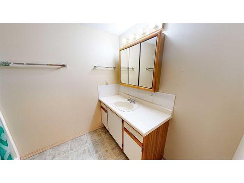 225-3090 15 Avenue Se, Medicine Hat, AB - Indoor Photo Showing Bathroom