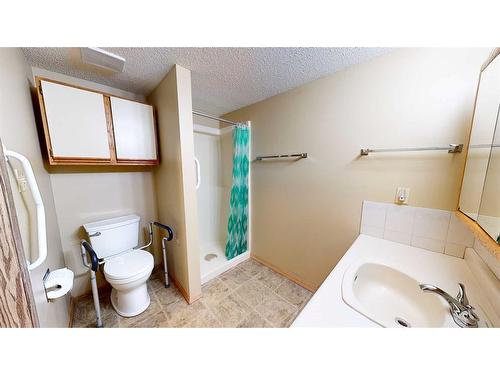 225-3090 15 Avenue Se, Medicine Hat, AB - Indoor Photo Showing Bathroom