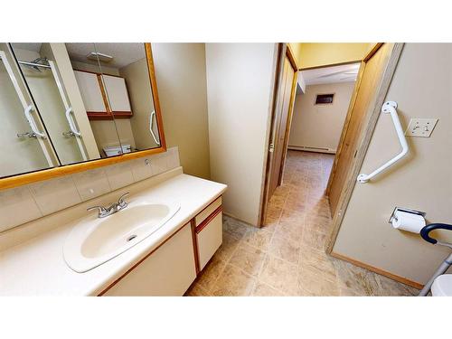 225-3090 15 Avenue Se, Medicine Hat, AB - Indoor Photo Showing Bathroom