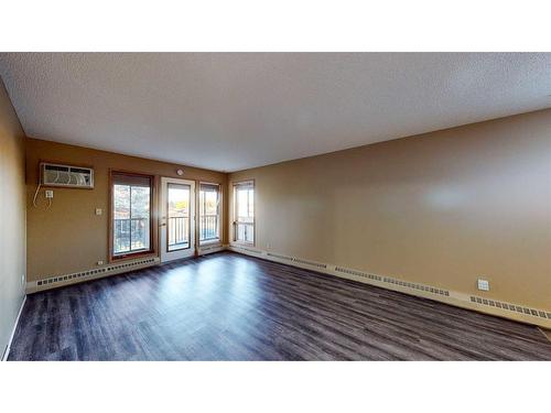 225-3090 15 Avenue Se, Medicine Hat, AB - Indoor Photo Showing Other Room