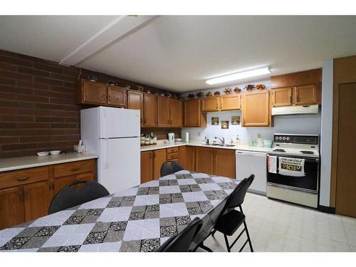 225-3090 15 Avenue Se, Medicine Hat, AB - Indoor Photo Showing Kitchen With Double Sink