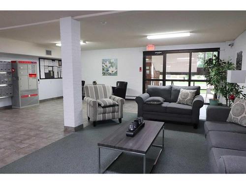 225-3090 15 Avenue Se, Medicine Hat, AB - Indoor Photo Showing Living Room