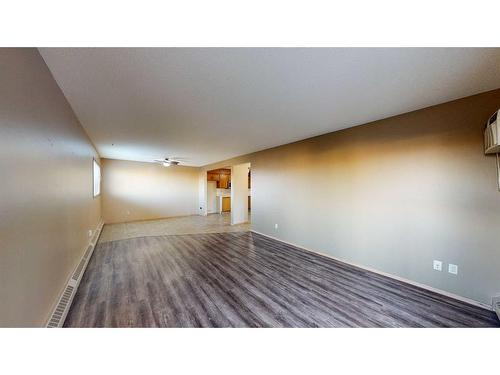 225-3090 15 Avenue Se, Medicine Hat, AB - Indoor Photo Showing Other Room