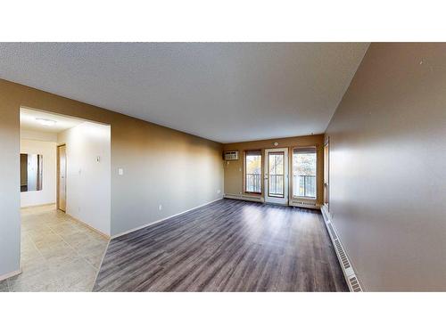 225-3090 15 Avenue Se, Medicine Hat, AB - Indoor Photo Showing Other Room