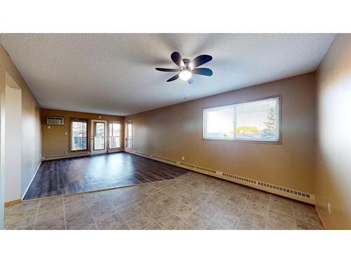 225-3090 15 Avenue Se, Medicine Hat, AB - Indoor Photo Showing Other Room