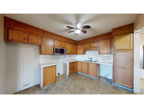 225-3090 15 Avenue Se, Medicine Hat, AB - Indoor Photo Showing Kitchen With Double Sink