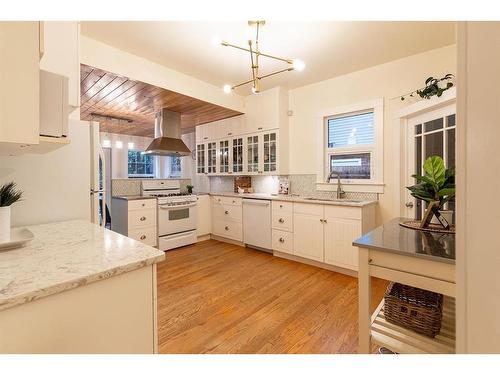 121 1 Street Sw, Medicine Hat, AB - Indoor Photo Showing Kitchen