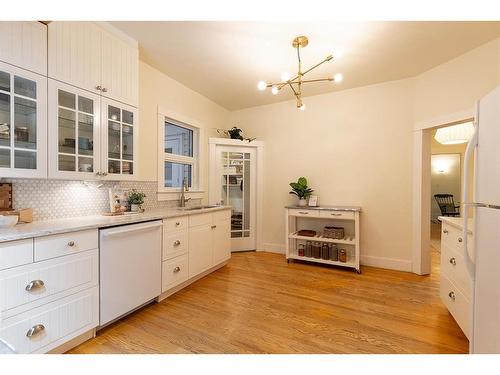 121 1 Street Sw, Medicine Hat, AB - Indoor Photo Showing Kitchen