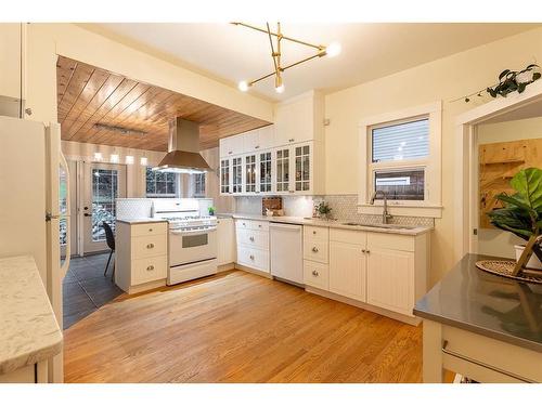 121 1 Street Sw, Medicine Hat, AB - Indoor Photo Showing Kitchen