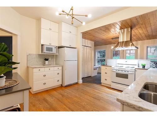 121 1 Street Sw, Medicine Hat, AB - Indoor Photo Showing Kitchen