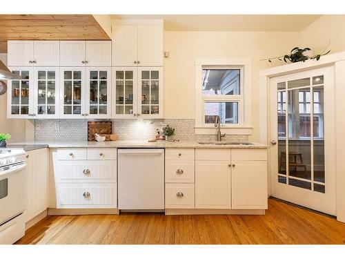 121 1 Street Sw, Medicine Hat, AB - Indoor Photo Showing Kitchen