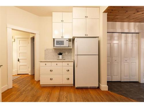 121 1 Street Sw, Medicine Hat, AB - Indoor Photo Showing Kitchen