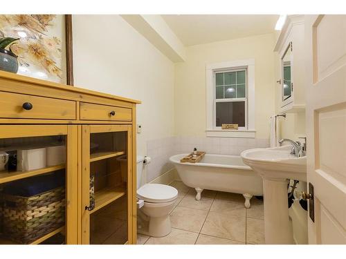 121 1 Street Sw, Medicine Hat, AB - Indoor Photo Showing Bathroom