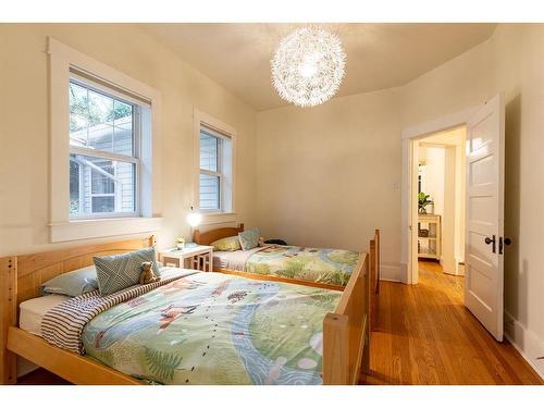 121 1 Street Sw, Medicine Hat, AB - Indoor Photo Showing Bedroom