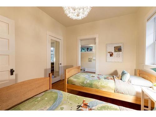 121 1 Street Sw, Medicine Hat, AB - Indoor Photo Showing Bedroom