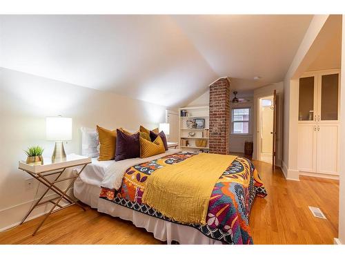 121 1 Street Sw, Medicine Hat, AB - Indoor Photo Showing Bedroom