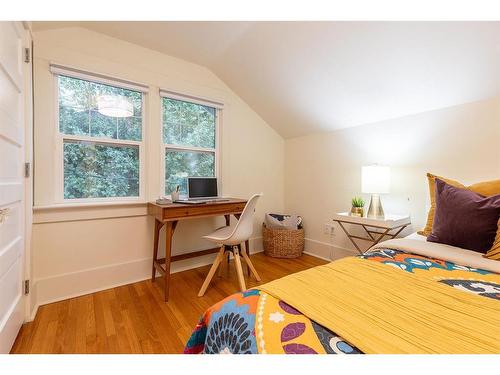 121 1 Street Sw, Medicine Hat, AB - Indoor Photo Showing Bedroom