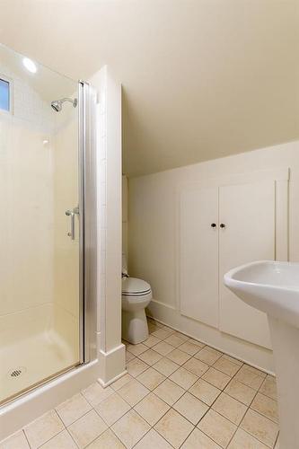 121 1 Street Sw, Medicine Hat, AB - Indoor Photo Showing Bathroom