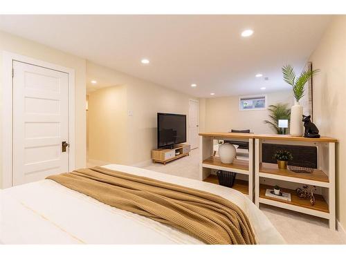 121 1 Street Sw, Medicine Hat, AB - Indoor Photo Showing Bedroom