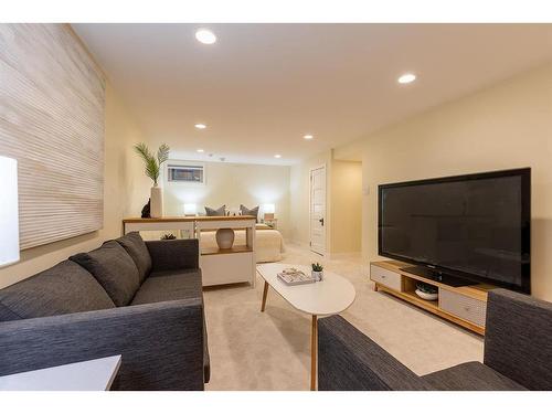 121 1 Street Sw, Medicine Hat, AB - Indoor Photo Showing Living Room