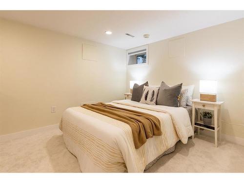 121 1 Street Sw, Medicine Hat, AB - Indoor Photo Showing Bedroom