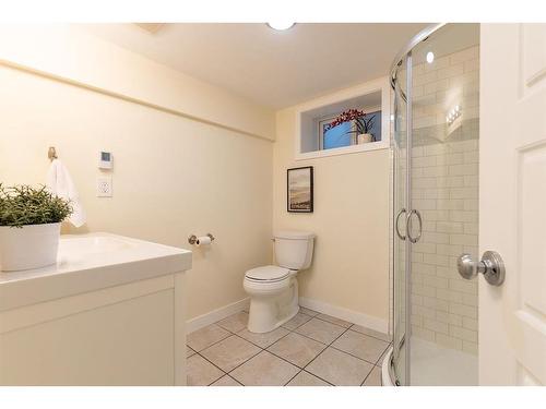 121 1 Street Sw, Medicine Hat, AB - Indoor Photo Showing Bathroom